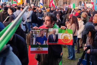 Deshalb hofft ein Iraner in Plauen auf die Rückkehr der Schah-Familie - Der Iraner Kia Rezai bei einer Demonstration für freie Wahlen in seinem Heimatland.