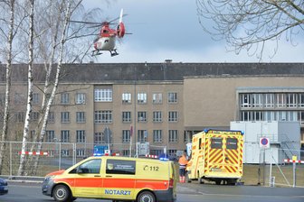 Deshalb landete am Mittwoch ein Rettungshubschrauber auf dem Campus der Bergakademie in Freiberg - Campus am alten Winklerbau der TU BAF. Einsatz eines Rettungshubschraubers nach einem Notfall.