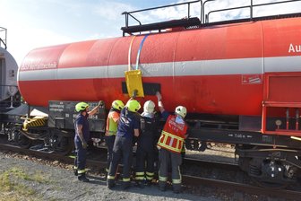 Deshalb rücken am Bahnhof Freiberg Feuerwehren an - Mitglieder des Gefahrgutzug-Nord des Katastrophenschutzes Mittelsachsen mit Kameraden aus den Feuerwehren Striegistal, Mittweida und Hainichen trainieren am Kesselwagen. Hier gilt es, ein Leck an der Seitenwand abzudichten.