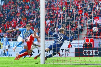 Deshalb verlor der FSV Zwickau das Derby gegen Chemnitz - Marc-Philipp Zimmermann (rotes Trikot) überwindet Torhüter Stanley Birke per Kopf zum 1:1-Ausgleich. Felix Müller (Chemnitz) kommt zu spät. 