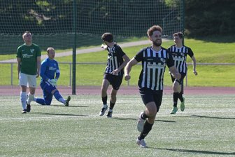 Deshalb verpasst ein Stollberger Stürmer die Torjägerkanone nur knapp - Der 23. Spieltag war der letzte Spieltag für Stürmer Michael Neubert vom FC Stollberg (vorn). Gegen den SV Tanne Thalheim hatte er dreifach Grund zum Torjubel.