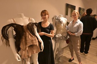 Design-Studenten aus Schneeberg zeigen Arbeiten: Dessous aus Haar und Kunstobjekte aus „Keksen“ - Selina Böhme (l.) und Lucia Fichtner studieren in Schneeberg Modedesign. Sie haben ihre Arbeiten vorgestellt.