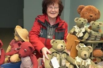 Design-Teddys in Stollberger Schaufenster - Hella Müller zeigt eine Auswahl ihrer Teddys.