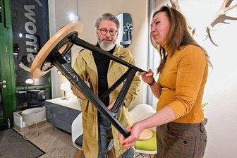 Designer-Paar legt Industriehocker neu auf - 100 Jahre später ist der Rowac-Hocker Kult. Aufgearbeitete Stücke werden hoch gehandelt. Ronny und Anett Schuster überlegen, ob sie eins der neuen Modelle kaufen.