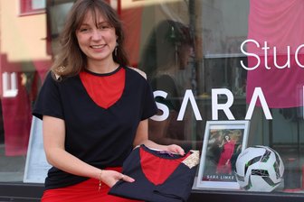 Designer-Shirt statt Billig-Trikot: Zwickaus Mode-Expertin Sara Linke entwirft stylishes EM-Outfit fürs Public Viewing - Sara Linke trägt ihr selbst designtes EM-Shirt. Dazu kombiniert sie einen roten Mesh-Rock aus ihrer aktuellen Kollektion.