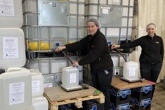 Die Produktionsmitarbeiterinnen Doreen Schmidt (l.) und Anja Link von der Lautergold Paul Schubert GmbH in Lauter füllen den hochprozentigen Alkohol in Plastekanister ab. Statt Spirituosen stellt das Unternehmen nun ein eigenes Handdesinfektionsmittel her.