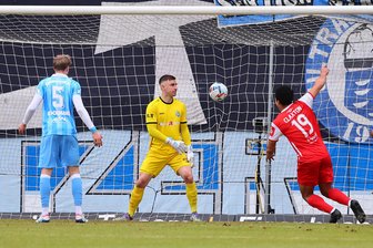 Desolat bei Standards – Chemnitzer FC verliert Heimspiel gegen Rot-Weiß Erfurt - Nathan Claxton (rechts) beim zwischenzeitlichen 3:0 für Erfurt. CFC-Torwart Daniel Adamczyk kann ebenso wie Julius Bochmann nur hinterherschauen.