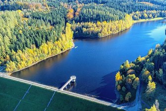 Detonation an Talsperre Falkenstein: Geländer und Messhaus beschädigt - Unbekannte haben in den vergangenen zwei Wochen an der Talsperre Falkenstein einen Sprengkörper detonieren lassen. Die Polizei sucht Zeugen. 