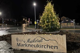 Deutlich größer als 2023: Der Weihnachtsbaum im Markneukirchener Kreisverkehr - Ein 4,50 Meter hoher Weihnachtsbaum schmückt den Kreisverkehr in Markneukirchen.