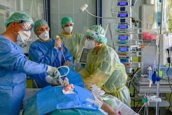 "Deutlich jüngere Menschen unter den ungeimpften Patienten": So ist die Lage in den Kliniken in Südwestsachsen - Pflegekräfte wie Mediziner der Intensiv-Stationen in Südwestsachsen müssen derzeit vor allem ungeimpfte Covid-Patienten versorgen. Von einer Situation wie zum Jahreswechsel 2020/2021 sind sie aber bislang weit entfernt.
