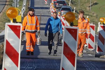 Deutlich weniger Arbeitslose im Landkreis Zwickau - Bauarbeiter im Jahr 2020 auf der B 180 bei Gersdorf.