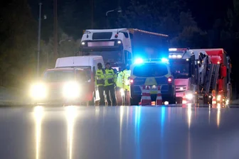 Deutlich weniger illegale Einreisen über Sachsens Grenzen - Polizei-Gewerkschaft kritisiert Pläne der neuen Regierung - Grenzübergang Reitzenhain: Hier kontrolliert die Bundespolizei seit Oktober 2023, an kleineren Übergängen im Erzgebirge und Vogtland jedoch kaum.