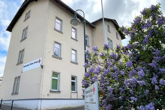 Deutlich weniger minderjährige Flüchtlinge in Mittelsachsen: Steht die Unterkunft in Kriebethal wirklich vor dem Aus? - In dem ehemaligen Pflegeheim des DRK in Kriebethal sind seit gut zwei Jahren minderjährige Geflüchtete untergebracht.