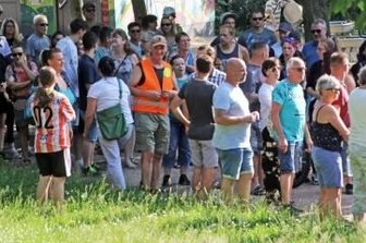 Deutlich weniger "Spaziergänger" - Zwischen 120 und 140 sogenannte Spaziergänger versammelten sich am Montagabend im Albertpark.