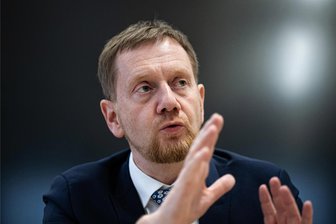 Deutliche Ansage vor Asyl-Gipfel: Kretschmer will Obergrenze von 60.000 Flüchtlingen pro Jahr - Über 300.000 Asylanträge pro Jahr? Für Sachsens Ministerpräsident Michael Kretschmer (CDU) deutlich zu viel.