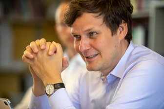 „Deutlicher Zuschlag ab 1. September“: Wofür Kultusminister Clemens Sachsens Lehrkräften mehr Geld verspricht - „Die Hälfte aller Abordnungen betrifft Beamte“: Sachsens Kultusminister Conrad Clemens (CDU) im „Freie Presse“-Interview zur Bilanz des Schuljahresstarts.