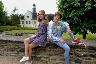 Deutsch-französicher Schüleraustausch funktioniert im Vogtland gleich im Doppelpack - Enola Schellenberger und Philéas Eyssautier-Bavay auf der Rodewischer Schlossinsel.