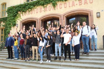 Deutsch-Intensivkurs für 70 Studierende aus fast 20 Ländern - Der Rektor der WHZ, Prof. Stephan Kassel (links), mit den Studierenden des Deutsch-Intensivkurses.