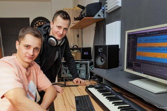 Deutsch-Rap aus dem Erzgebirge: Tibro geht mit neuer Single an den Start - Samuel Tiede und Jonas Tiede (rechts) stehen mit Tibro für eine Mischung aus Deutsch-Rap und Pop. Am Freitag erscheint ihre neue Single "Boom" auf Streamingplattformen.