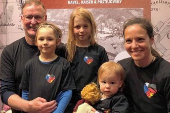 Deutsch-tschechisches Ehepaar erinnert an Massaker nahe dem Erzgebirge - Eine deutsch-tschechische Familie in Leipzig: Jürgen Tschirner und seine Ehefrau Kateřina Tschirner-Kosova mit ihren Kindern Simon, Kaja und Jana (v.l.)