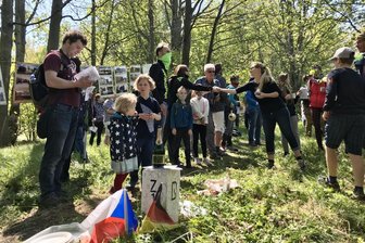 Deutsch-tschechisches Picknick: Mit Biene Maja für die Grenzöffnung - Rund 100 Menschen hatten sich auf den Wiesen beiderseits der Grenze versammelt.