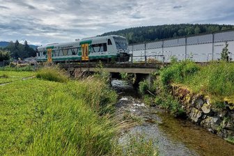 Deutsche Bahn AG erneuert in Klingenthal Brücke über den Zwota-Bach - Die kleine Eisenbahnbrücke in Klingenthal über den Zwota-Bach ist in die Jahre gekommen und wird erneuert.