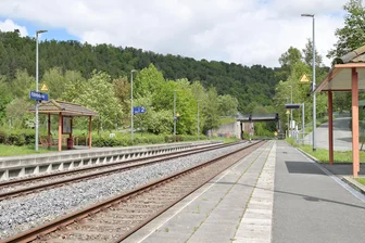 Deutsche Bahn baut zwischen Zwickau und Aue: Statt Zügen rollen Busse durchs Muldetal - Hier rollen nur Bauzüge: Zwischen Wiesenburg und Fährbrücke baut die Deutsche Bahn.