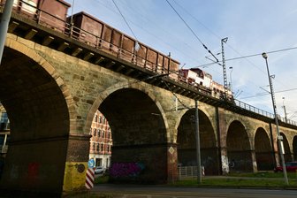 Deutsche Bahn plant Mega-Investition in Zwickau: Züge nach Leipzig sollen 18 Minuten Zeit einsparen - Alte Bahnbrücken wie diese über die Werdauer Straße in Zwickau sollen entweder komplett modernisiert oder ersetzt werden.