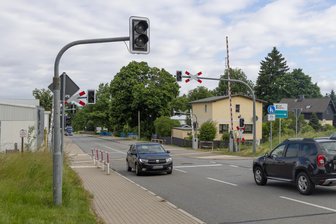 Deutsche Bahn startet Testfahrten im Erzgebirge: Bahnübergang über Zubringer S 258 betroffen - Autofahrer müssen sich am Bahnübergang der S 258 auf Wartezeiten einstellen.