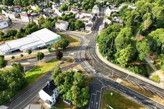 Deutsche Bahn verhindert Umbau von Plauens Problemkreuzung - Die Südinsel in Plauen aus der Vogelperspektive: Sechs Straßen treffen an dem Knoten aufeinander.