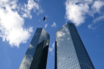Deutsche Bank sieht mit KI mehr Spielraum für höhere Rendite - Die Deutsche Bank setzt auf KI, etwa um Kreditvergaben zu beschleunigen (Archivbild)