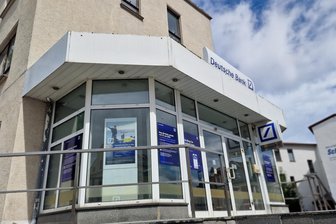 Deutsche Bank zieht sich aus Teilen des Vogtlandes zurück: Was Kunden jetzt wissen müssen - Die Berater wurden schon vor vielen Jahren von der Filiale der Deutschen Bank in Auerbach abgezogen. Nun baut das Bankhaus auch die SB-Automaten ab.