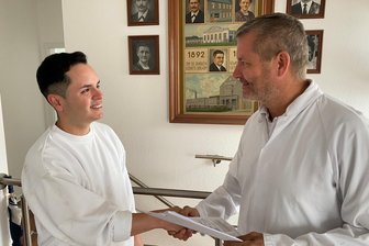 „Deutsche Bewerber gibt es keine“: Wie sich die Reichenbacher Wurstfabrik dreht, um ihren Fachkräftebedarf zu decken - Glückwunsch zum Ausbildungsvertrag in der Reichenbacher Wurstfabrik Walter Schaller. Inhaber Ralf Schaller gibt Andry Jesus Leal Montilla jetzt schon eine Übernahmegarantie für die Zeit nach der Fleischerlehre. Jesus, wie ihn alle nennen, arbeitet seit einem Jahr in der Firma.