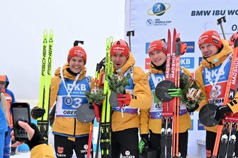 Deutsche Biathlonstaffel erkämpft Podestplatz - Norweger wechseln kurios und gewinnen trotzdem souverän - So viel Zeit muss sein: Philipp Horn, Philipp Nawrath, Benedikt Doll und Roman Rees (von links) lassen sich nach der Siegerehrung ablichten.