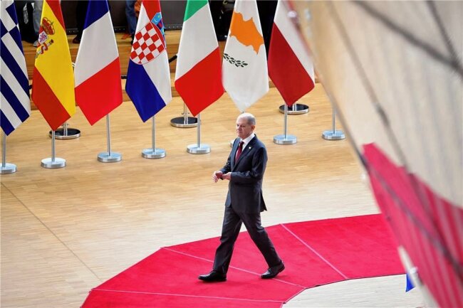 Deutsche Blockadehaltung beim Verbrenneraus überschattet EU-Gipfel in Brüssel - Kurz angebunden: Bundeskanzler Olaf Scholz trifft zum EU-Gipfel in Brüssel ein. Die erste Frage an den SPD-Politiker drehte sich gleich um die deutsche Blockadehaltung beim Verbrenneraus.