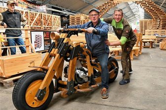 Deutsche Eiche mit 8 PS: Feuerwehrmann fährt ein Motorrad aus Holz - Jürgen Detsch aus Hainichen auf seinem Holz-Motorrad, hinter ihm Thomas Kretschmann, der am Samstag zum Angrillen einlädt. 