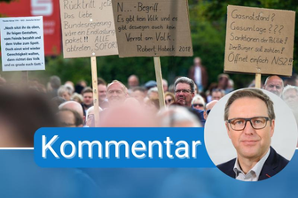 Plauen, 11. September: Teilnehmer einer Kundgebung, zu der das "Forum für Demokratie und Freiheit" aufgerufen hat, stehen mit Pappschildern auf dem Neustadtplatz in Plauen.