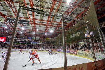 Deutsche Eishockey Liga 2: In welchen Eishallen die Flex-Banden fehlen und wer bei einem Lizenzentzug nachrücken würde - Eine neue Flex-Bande, die im Kunsteisstadion im Sahnpark benötigt wird, kostet rund 400.000 Euro.