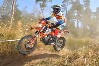 Deutsche Enduro-Meisterschaft: Erzgebirger behalten im Staub von Burg den Durchblick - Trotz schwieriger Sicht hat es Karl Weigelt bei der Doppelveranstaltung in Burg an beiden Tagen in die Top Ten der Klasse E2 geschafft.