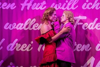 Deutsche Erstaufführung in Annaberg-Buchholz begeistert Publikum - Zwischen all dem Tempo auf der Bühne gibt es auch die zärtlichen Momente - vor allem zwischen Schorsch (links, Richard Glöckner) und Ilka (Madelaine Vogt). Denn am Ende gibt es auf die Frage "Wer ist der reichste Mann der Welt?" nur eine Antwort: "Der seinen Schatz im Arme hält".