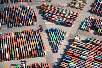 Deutsche Exporte steigen - aber neue Zolldrohungen von Trump - Die deutschen Exporteure stehen unter Druck - gerade auf dem US-Markt. (Archivbild)