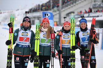 Deutsche Frauen-Staffel beschert Biathlon-Fans in Oberhof Podestplatz - Selina Grotian, Julia Tannheimer, Janina Hettich-Walz und Franziska Preuß (von links) freuen sich über Rang drei.