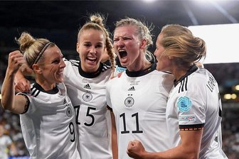 Deutsche Fußballerinnen im EM-Finale: Wer gewinnt? - Kapitänin Alexandra Popp (2.v. r.) bejubelt im Halbfinale gegen Frankreich ihr Tor zum 2:1 mit ihren Teamkolleginnen. Am Sonntag spielt das deutsche Team im Finale gegen die Engländerinnen. 