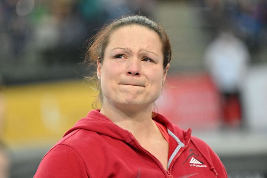 Deutsche Hallenmeisterschaften: Christina Schwanitz holt Bronze und beendet Karriere unter Tränen - Aus und vorbei, die Karriere als Kugelstoßerin ist beendet. Nach ihrem letzten Wettkampf in Leipzig kamen Christina Schwanitz die Tränen. 