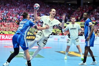 Deutsche Handballer stehen im EM-Halbfinale - DHB-Auswahl schlägt Frankreich - Juri Knorr (M, Deutschland) in Aktion gegen Hugo Descat (l, Frankreich).