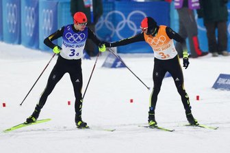 Deutsche Kombinierer mit Eric Frenzel holen olympisches Team-Silber - Eric Frenzel (r) aus Deutschland und Vinzenz Geiger aus Deutschland beim Wechsel.