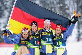 Deutsche Langlaufdamen jubeln: Silber da, Rucksack weg - Strahlefrauen: Pia Fink, Laura Gimmler, Victoria Carl und Katharina Hennig (von links) glücklich nach Platz zwei in der Staffel. 