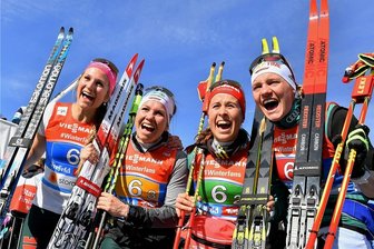 Deutsche Langlaufmädels: Sturz, Blech und ganz viel Freude - Jubel wie auf einem Medaillenfoto: Laura Gimmler, Sandra Ringwald , Katharina Hennig und Victoria Carl (v. l.) strahlen nach Platz vier. 