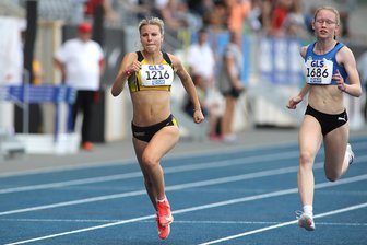 Deutsche Leichtathletik-Jugendmeisterschaften: Vogtländerin sprintet über 100 Meter ins Finale - Mia Rahnfeld (links) vom LAV Reichenbach bei der Deutschen Leichtathletik-Meisterschaft der U 18/U 20 in Bochum-Wattenscheid. Rechts daneben Pauline Zoll vom VfL Sindelfingen.