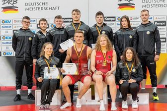 Deutsche Meisterschaft: Erzgebirgsringer präsentieren sich stark - Zehn Aktive, sechs Medaillen: Die erzgebirgischen Teilnehmer an den Deutschen Meisterschaften im Ringen haben hervorragend abgeschnitten. Zum Aufgebot gehörten Aaron Hähnel (Erzgebirge Aue), Florian Pohl (RV Thalheim), Maximilian Becher (Erzgebirge Aue), Anton Vieweg (Eichenkranz Lugau), Erik Löser (RSK Gelenau), Lilly Pfau (Erzgebirge Aue), der verletzte Tim Hamann (RV Lugau, h. v. l.) sowie Gerda Barth (Erzgebirge Aue), Lucas Kahnt, Lilly Schneider und Naemi Leistner (alle RV Thalheim, v. v. l.). 